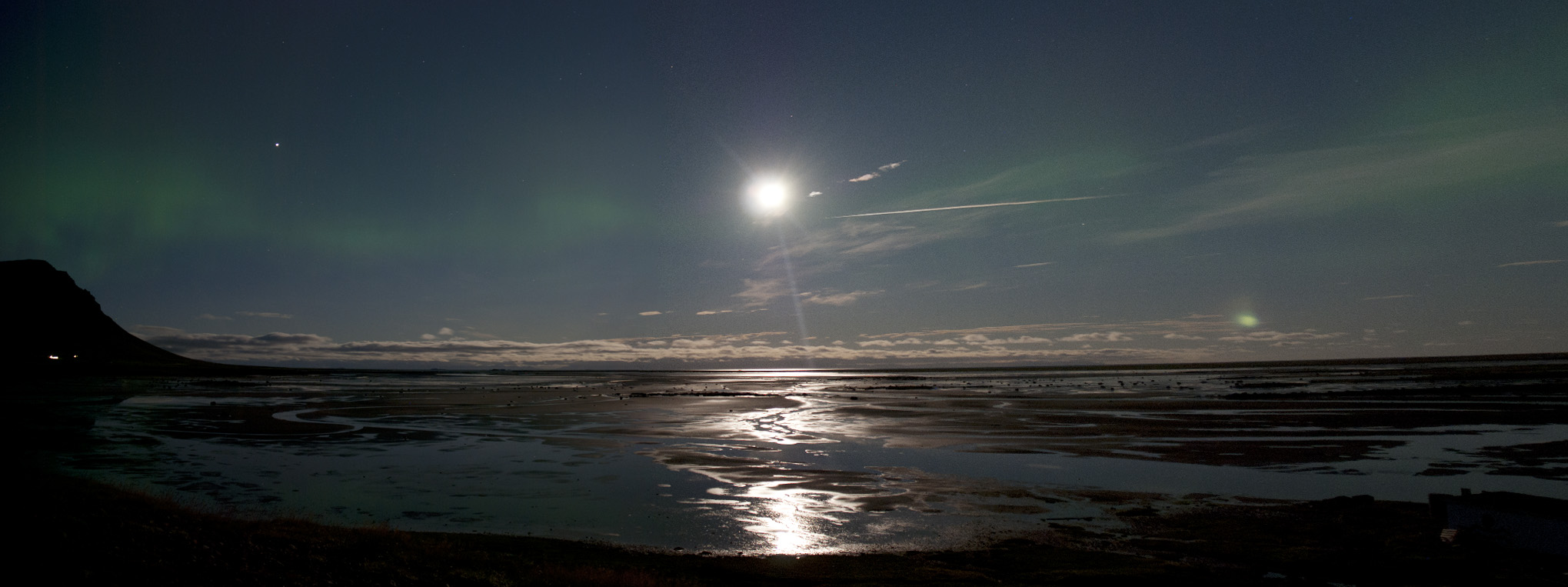 moon_jupiter_auroras_iceland.jpg